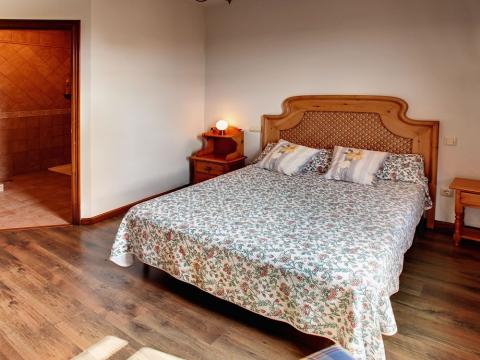 Dormitorio con cama matrimonio